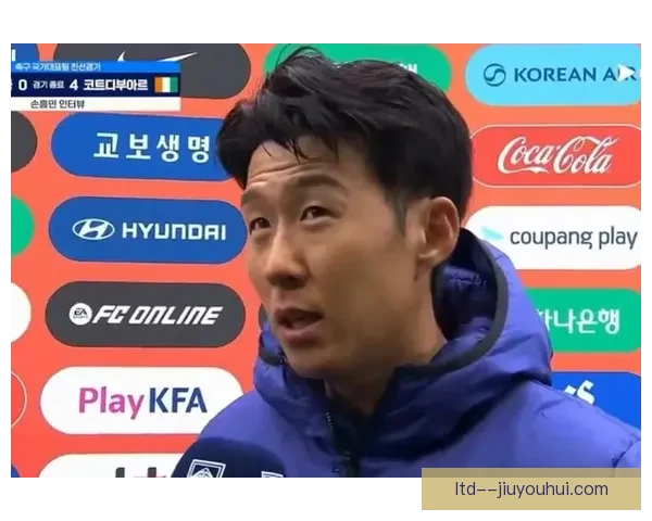 孙兴慜在韩国国家队训练结束后耐心为每位球迷签名展现亲和力和责任感